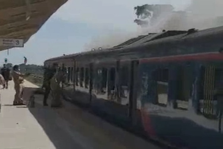 ไฟไหม้รถไฟ ขณะเข้าเทียบชานชาลา ผู้โดยสารพากันแตกตื่น